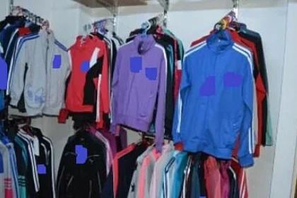 Haine contrafăcute de 50.000 lei confiscate de la firma din Șcheia