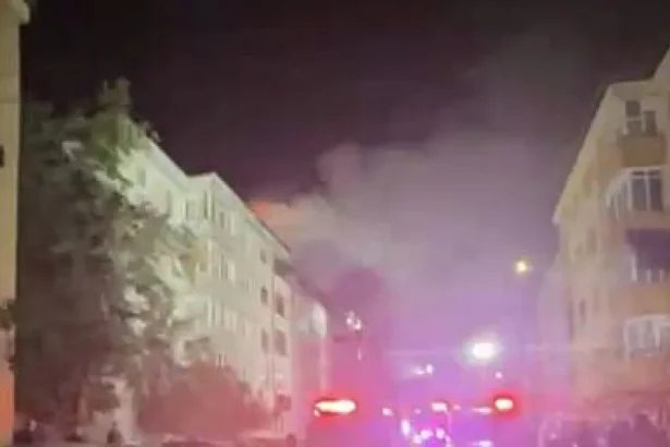 Incendiu de proporții la acoperișul unui bloc din cartierul Burdujeni din Suceava