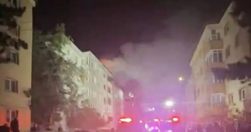 Incendiu de proporții la acoperișul unui bloc din cartierul Burdujeni din Suceava