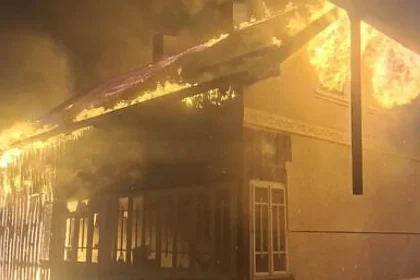 Incendiu la Bucșoaia: casă distrusă de flăcări de la un cablu electric