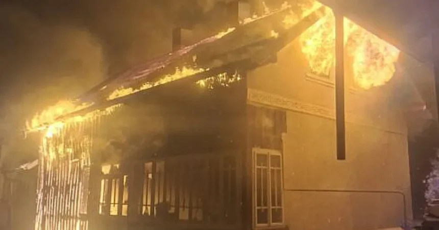 Incendiu la Bucșoaia: casă distrusă de flăcări de la un cablu electric