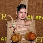 Influenceriță șocantă la premiera „Wicker”: a purtat coșuri de răchită în loc de sutien