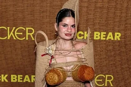 Influenceriță șocantă la premiera „Wicker”: a purtat coșuri de răchită în loc de sutien
