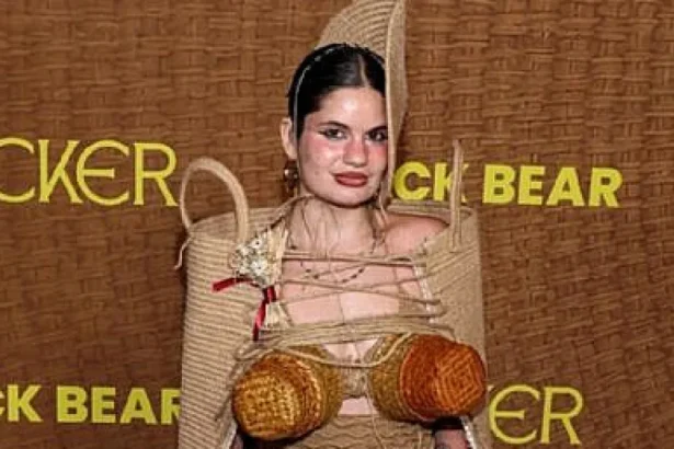 Influenceriță șocantă la premiera „Wicker”: a purtat coșuri de răchită în loc de sutien