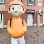 Manechin vandalizat la trecerea de pietoni de la Colegiul „Petru Rareș” din Suceava