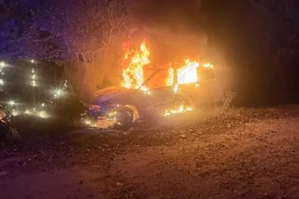 Mașină incendiată noaptea în Ițcani. Proprietarul bănuiește un conflict cu vecinii