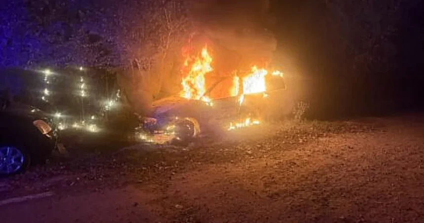 Mașină incendiată noaptea în Ițcani. Proprietarul bănuiește un conflict cu vecinii