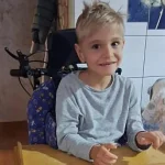 Nectarie, 5 ani, nu merge și nu a spus „mama”. Recuperarea costă 50.000 € anual