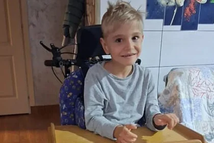 Nectarie, 5 ani, nu merge și nu a spus „mama”. Recuperarea costă 50.000 € anual