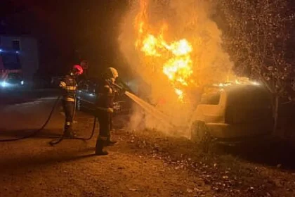 O mașină a ars complet într-un incendiu în cartierul Ițcani din Suceava