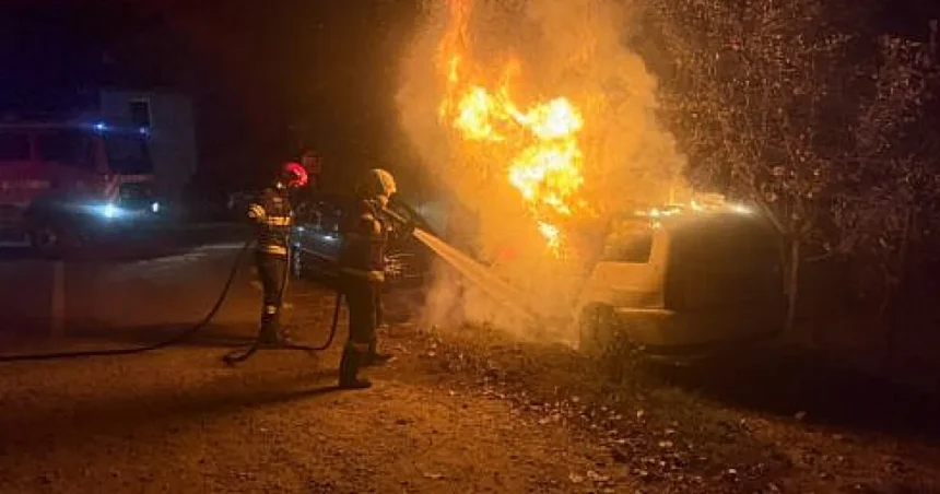 O mașină a ars complet într-un incendiu în cartierul Ițcani din Suceava