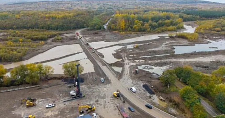 Podul vechi dintre Cornu Luncii și Mălini, demolat. Începe construcția noului pod