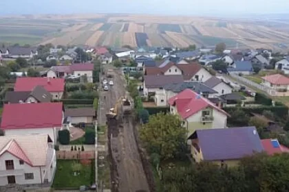 Primăria Șcheia continuă lucrările pe strada Păcii