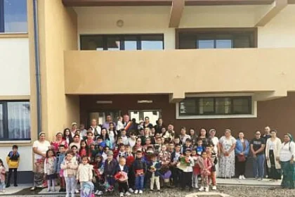 Primarul Gheorghe Fron omagiază dascălii din Cornu Luncii de Ziua Mondială a Educației
