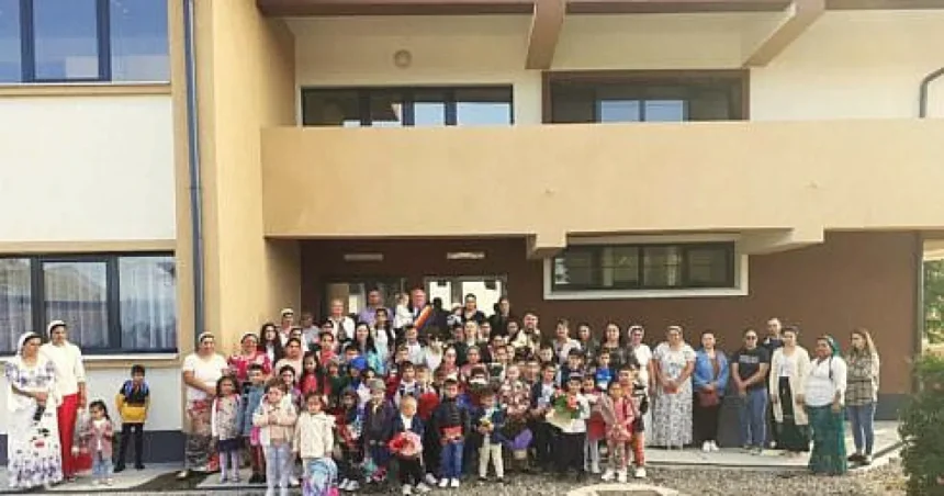 Primarul Gheorghe Fron omagiază dascălii din Cornu Luncii de Ziua Mondială a Educației