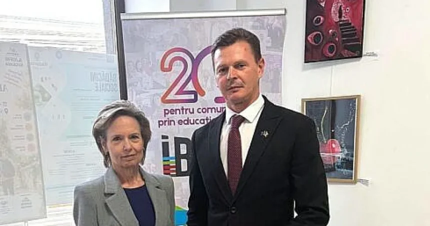 Principesa Sofia și prefectul Bogdan Păstrăv, la vernisajul „Universul meu în culori”