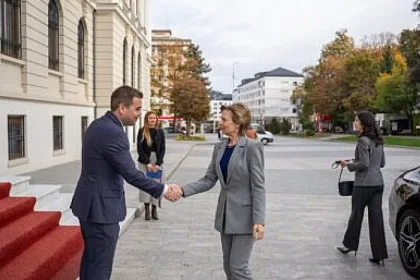 Principesa Sofia, vizită la Palatul Administrativ. A primit albumul „Mănăstirea română”