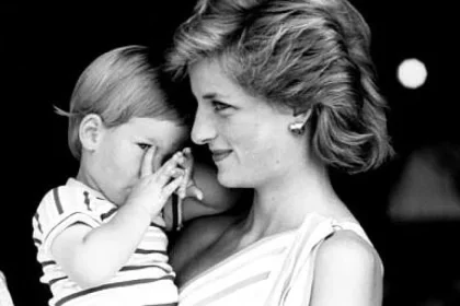 Prințul Harry vorbește cu fotografia mamei sale și îi pune mereu aceeași întrebare