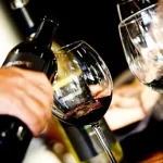 Scandal într-o locuință din Vama după o beție: un petrecăreț a ajuns la Psihiatrie