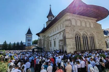 Sfat pentru Luca Niculescu: vizitează Sighet și Putna