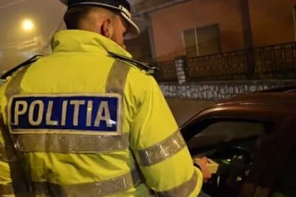 Șofer beat de Mercedes, scos din mașină de polițiști. A refuzat probele