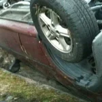 Șofer beat, răsturnat cu mașina după ce a lovit un cap de pod, la Vatra Dornei