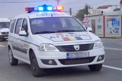 Șofer cu permis anulat și numere false, prins după urmărire. A ajuns în arest