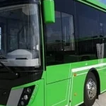 Șofer de autobuz beat a lovit cinci mașini parcate și un stâlp de electricitate