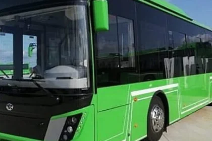 Șofer de autobuz beat a lovit cinci mașini parcate și un stâlp de electricitate