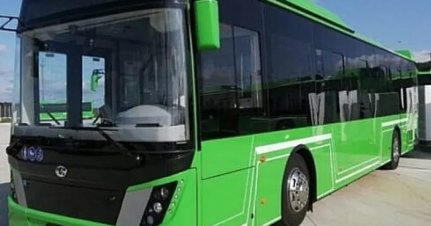 Șofer de autobuz beat a lovit cinci mașini parcate și un stâlp de electricitate