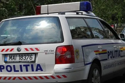 Șofer fără permis, prins după ce și-a pus concubina de 20 de ani la volan