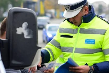 Șoferiță amendată și lăsată fără permis 90 de zile după ce a accidentat un biciclist