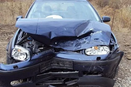 Șoferiță vitezomană, implicată în accident pe DN17A la Paltinu; fetița de 7 ani, rănită