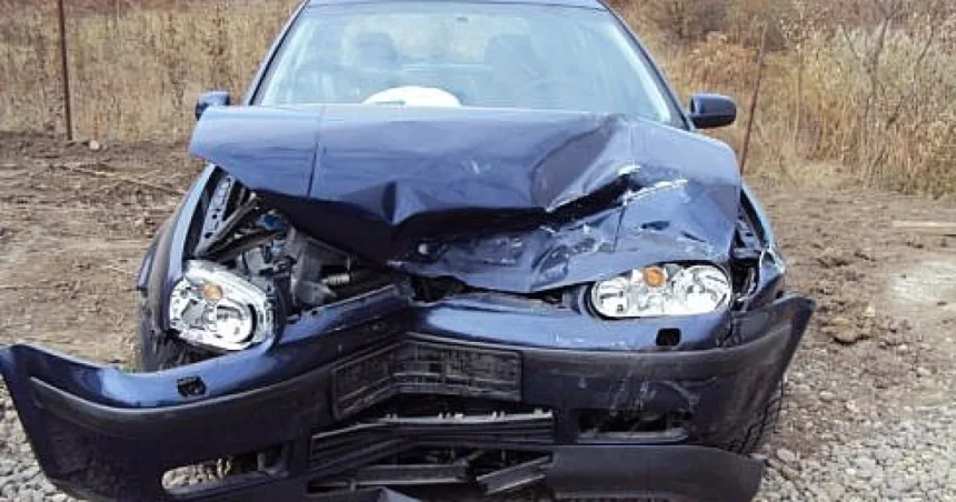 Șoferiță vitezomană, implicată în accident pe DN17A la Paltinu; fetița de 7 ani, rănită