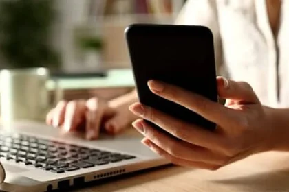 Sucevean păgubit cu 110 lei după ce a comandat online ochelari autoreglabili