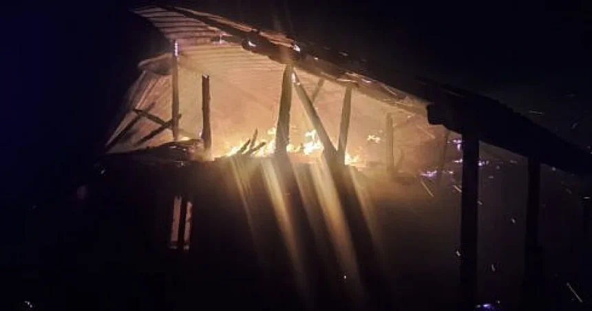 Tânăr ajuns la spital după un incendiu care a distrus o casă din Brădățel