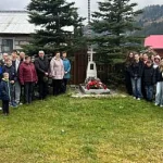 Tinerii polonezi din Suceava au depus coroane la mormintele strămoșilor