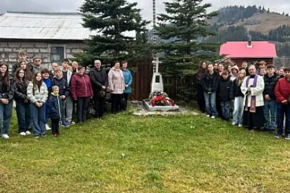 Tinerii polonezi din Suceava au depus coroane la mormintele strămoșilor