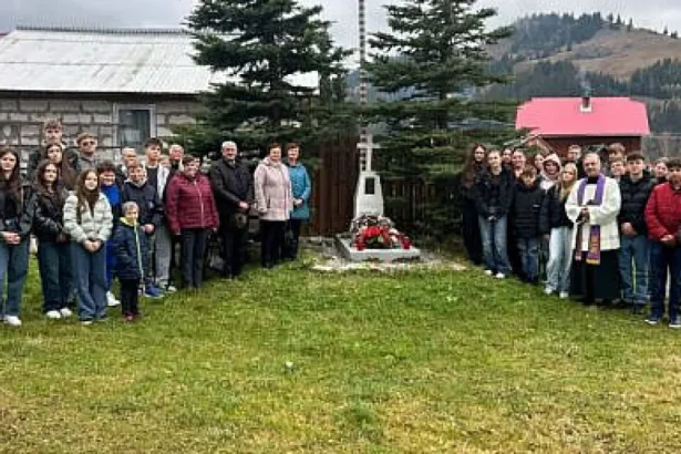 Tinerii polonezi din Suceava au depus coroane la mormintele strămoșilor