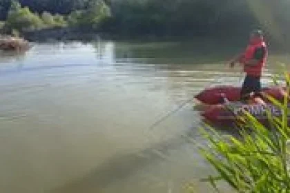 Un copil de un an și trei luni s-a înecat într-un iaz din Fălticeni