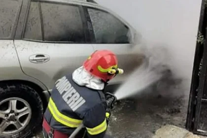 Volkswagen Passat a luat foc în mers, la Marginea